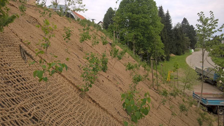 Geomat K kókusz haló hálózat egy lejtőn